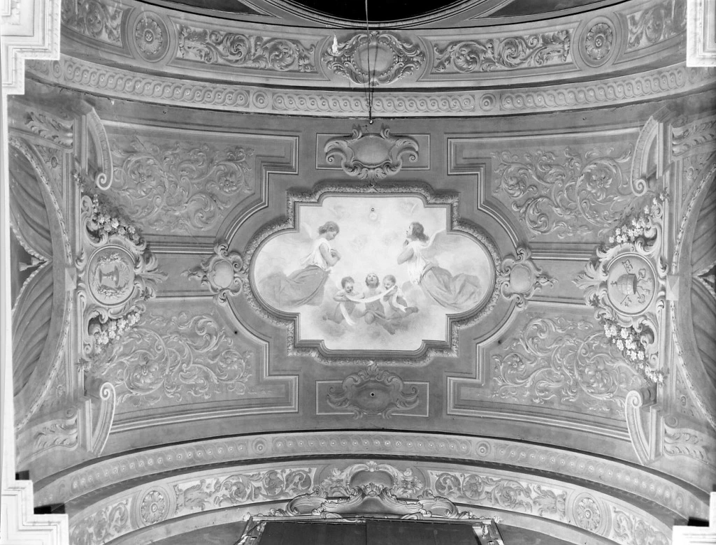 Angeli e finte decorazioni a stucco con motivi vegetali e simboli religiosi - Cento, Ferrara